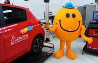Sensor ini dihubungkan ke komputer khusus yang juga mengontrol operasi beberapa fitur mobil, seperti klakson, lampu, serta penyemprot air wiper kaca. Sensor itu juga ditempatkan di bagian tertentu di interior. Istimewa/dok Toyota Inggris.