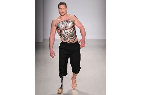 Salut! Kaki Teramputasi, Model Ini Tetap Pede Berjalan di Catwalk