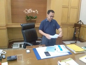 Begini Gaya Menteri ESDM Bersih-bersih Ruang Kerja di Akhir Pekan
