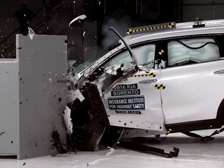 Kia Sorento Terbaru Raih Peringkat Tertinggi Uji Tabrak IIHS