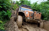     Layaknya seekor badak yang tangguh, mobil Jeep Wrangler JK menyusuri lintasan demi lintasan dalam hutan dengan penuh kekuatan serta ketangguhan dan mencoba membuktikan dirinya sebagai mobil 4x4 dengan kapabilitas terbaik. Istimewa/dok Garansindo.     