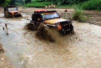 “Berdasarkan laporan dari tim kami, Mopar-Badak bahwa lintasan tahun ini lebih berat dari tahun sebelumnya. Hujan yang mengguyur deras membuat lintasan tanah yang dilalui semakin menantang serta membutuhkan skill pengemudi yang baik serta ketangguhan dari mobil yang digunakan,” ujar Chief Marketing Officer PT Garansindo Inter Global Rieva Muchsin dalam siaran pers, Sabtu (21/2/2015). Istimewa/dok Garansindo.