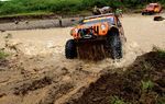 Jeep Wrangler Beraksi Ala Badak di Hutan Berlumpur