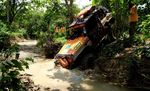 Jeep Wrangler Beraksi Ala Badak di Hutan Berlumpur