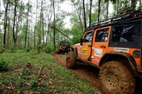     PT Garansindo Inter Global turut berpartisipasi dalam ajang IOX 2015 bersama dengan tim MOPAR-BADAK dan menurunkan tiga Jeep Wrangler JK yang digunakan oleh peserta dan satu unit Jeep Wrangler JK Rubicon yang digunakan sebagai ‘Official Car’ untuk panitia IOX 2015. Istimewa/dok Garansindo.     