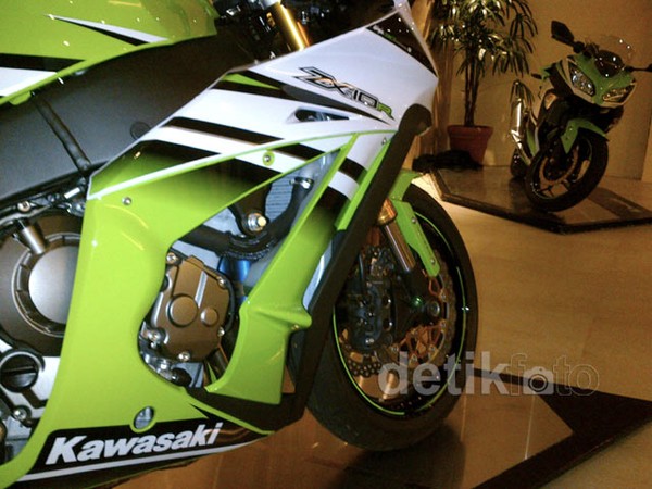 Kawasaki Luncurkan 2 Model Ninja, ZX10R dan Ninja 300