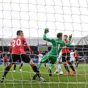 MU Dikalahkan Swansea 1-2