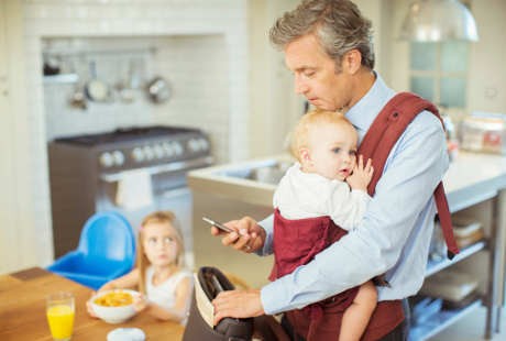 Ayah dan Ibu Bekerja, Pola Asuh Ini Paling Tepat Diterapkan untuk Anak