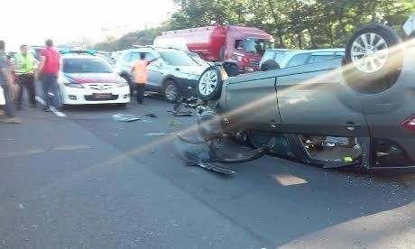 2 Penumpang Ertiga yang Terbalik di Jagorawi Terlempar ke Arah Berlawanan 2 Penumpang Ertiga yang Terbalik di Jagorawi Terlempar ke Arah Berlawanan