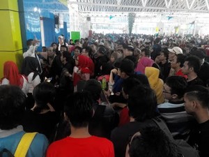 Penampakan Penumpang Menyerbu Petugas Saat Lion Delay 3 Jam di Makassar