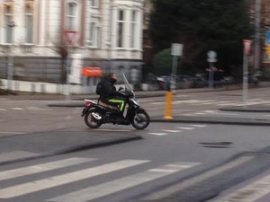 Di Amsterdam, Skutik Jadi Pilihan, Ada yang Tidak Pakai Helm