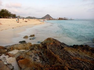 Senja yang Meneduhkan Hati di Pantai Kuta, Lombok