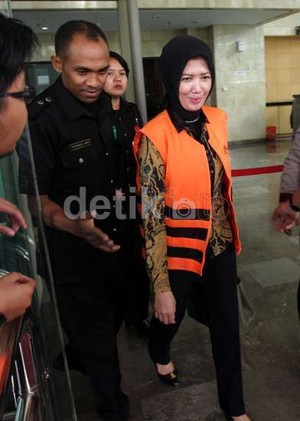 Istri Walkot Palembang Minta KPK Seret Kepala Daerah Lain Penyuap Akil