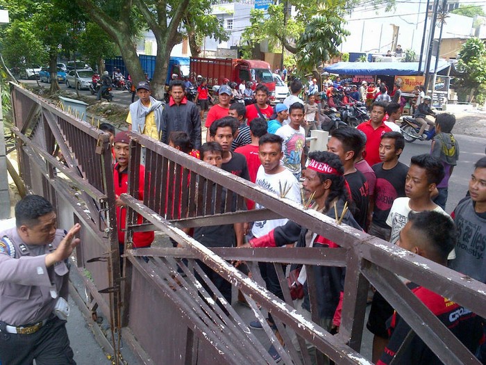 Gara-gara Spion Pecah, Puluhan Sopir Truk Gerudug Mapolda Jateng