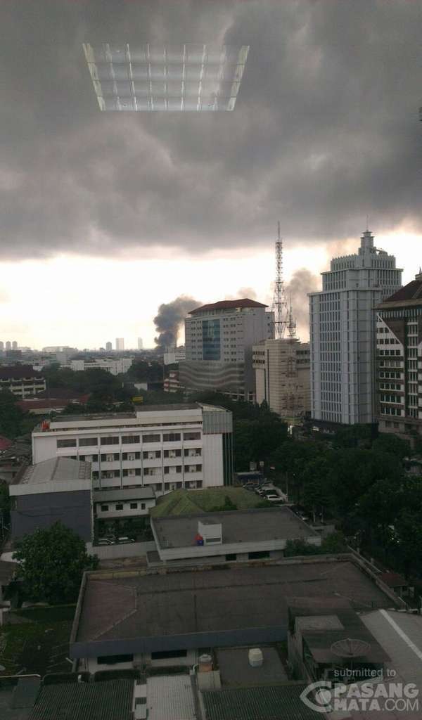 10 Mobil Pemadam Berupaya Jinakkan Kobaran Api di Jl Lautze