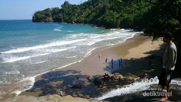 Banyu Anjlok Air Terjun Yang Jatuh Ke Pantai Di Malang