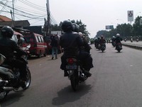 Razia di perempatan Jl. Soekarno-Hatta Bdg (Leuwi Panjang-Cibaduyut) pada 17 Februari pukul 9.30 WIB. (Foto Aluzar Azhar).