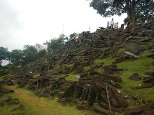 Menilik Aneka Batuan Unik di Gunung Padang