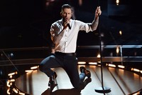 Adam Levine ajak penonton bernyanyi bersama lewat lagu 'Lost Stars' dari film 'Begin Again'. Kevin Winter/Getty Images/detikFoto.