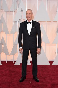 Michael Keaton pamer tubuh kekarnya di depan kamera. Jason Merritt/Getty Images/detikFoto.