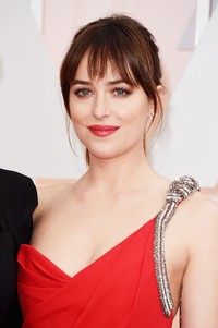 Senyum manis Dakota Johnson. Jason Merritt/Getty Images/detikFoto.