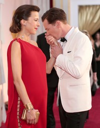Benedict Cumberbatch terlihat mencium tangan sang istri, Sophie Hunter yang tengah hamil. (Christopher Polk/Getty Images)