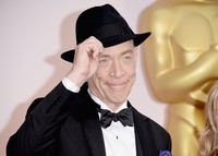 Aktor J.K. Simmons mengangkat topi di red carpet. Ya, sepertinya ia sudah mengetahui dirinya akan membawa pulang Oscar tahun ini. (Christopher Polk/Getty Images)
