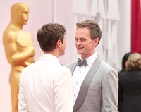 Sang pembawa acara Neil Patrick Harris terlihat kompak bersama pasangan gaynya, David Burtka di red carpet. (Christopher Polk/Getty Images)
