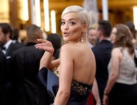 Penyanyi Rita Ora yang pertama kali hadir dan tampil di panggung Academy Awards, melempar ciumnya ke para fotografer. (Christopher Polk/Getty Images)     