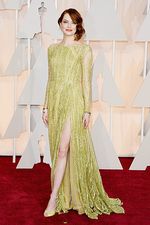 Emma Stone Pamer Keindahan Kaki dan Punggung di Oscar 2015