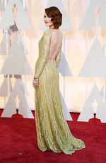 Emma Stone Pamer Keindahan Kaki dan Punggung di Oscar 2015