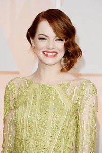 Senyum menawan Emma Stone. Jason Merritt/Getty Images/detikFoto.