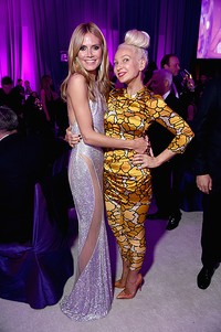 Di acara tersebut, Heidi berpesra bareng Sia. Dimitrios Kambouris/Getty Images for EJAF/detikFoto.