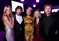 Mereka juga berpesta bersama Erik Anders Lang, Marissa Ribisi dan Beck. Dimitrios Kambouris/Getty Images for EJAF/detikFoto.