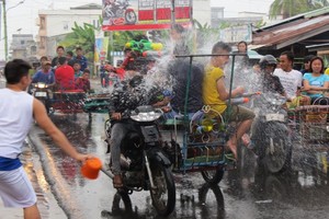 Surprise! Kab Meranti Punya Tradisi Perang Air Lebih Heboh dari Thailand