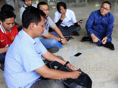 Sambil Lesehan, Zulkifli Jawab Serangan Kubu Hatta