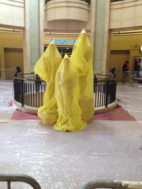 Hujan, Patung Oscar Dibungkus Plastik