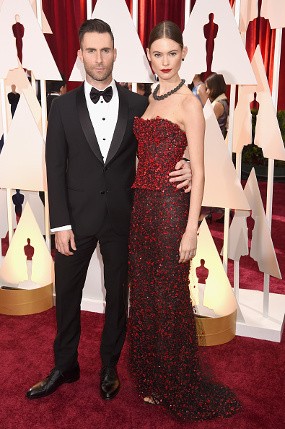Adam Levine Gandeng Si Cantik Behati Prinsloo di Red Carpet Oscar 2015