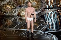 Neil Patrick Harris tampil nyaris telanjang. Kevin Winter/Getty Images/detikFoto.