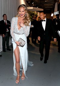 John Legend tampak memperhatikan gaun yang dikenakan sang istri, Chrissy Teigen. Christopher Polk/Getty Images/detikFoto.
