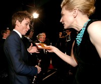 Cate Blanchett memberikan amplop nominasi aktor terbaik pada Eddie Redmayne. Christopher Polk/Getty Images/detikFoto.