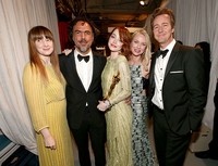Para bintang dan sutradara 'Birdman' berpose bersama di belakang panggung. Christopher Polk/Getty Images/detikFoto.