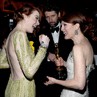 Emma Stone dan Julianne Moore terlihat sangat sumringah saat berbincang bersama. Kevork Djansezian/Getty Images/detikFoto.