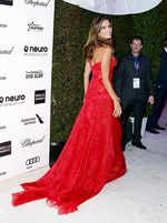 Super Hot Mom! Alessandra Ambrosio Merah Menyala di Pesta Oscar