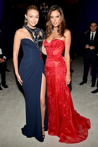 Alessandra berpose dengan model Gigi Hadid. Charley Gallay/Getty Images for Neuro/detikFoto.