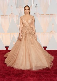 Jennifer Lopez seksi dalam balutan gaun berbelahan dada rendah. Jason Merritt/Getty Images/detikFoto.