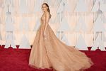 Jennifer Lopez Seksi Dibalut Gaun Berbelahan Dada Rendah di Oscar