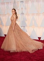 Jennifer Lopez Seksi Dibalut Gaun Berbelahan Dada Rendah di Oscar