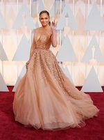 Jennifer Lopez Seksi Dibalut Gaun Berbelahan Dada Rendah di Oscar