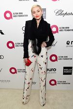 Tumben! Miley Cyrus Tampil Tertutup di Pesta Oscar